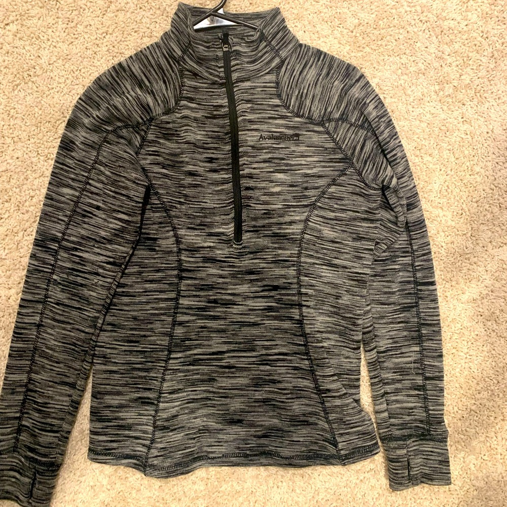 Very warm material. Small avalanche quarter zip